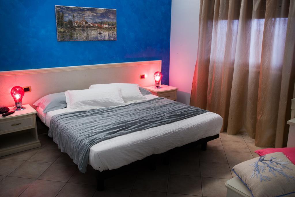 Pensione Degli Ulivi Porto SantʼElpidio Rum bild