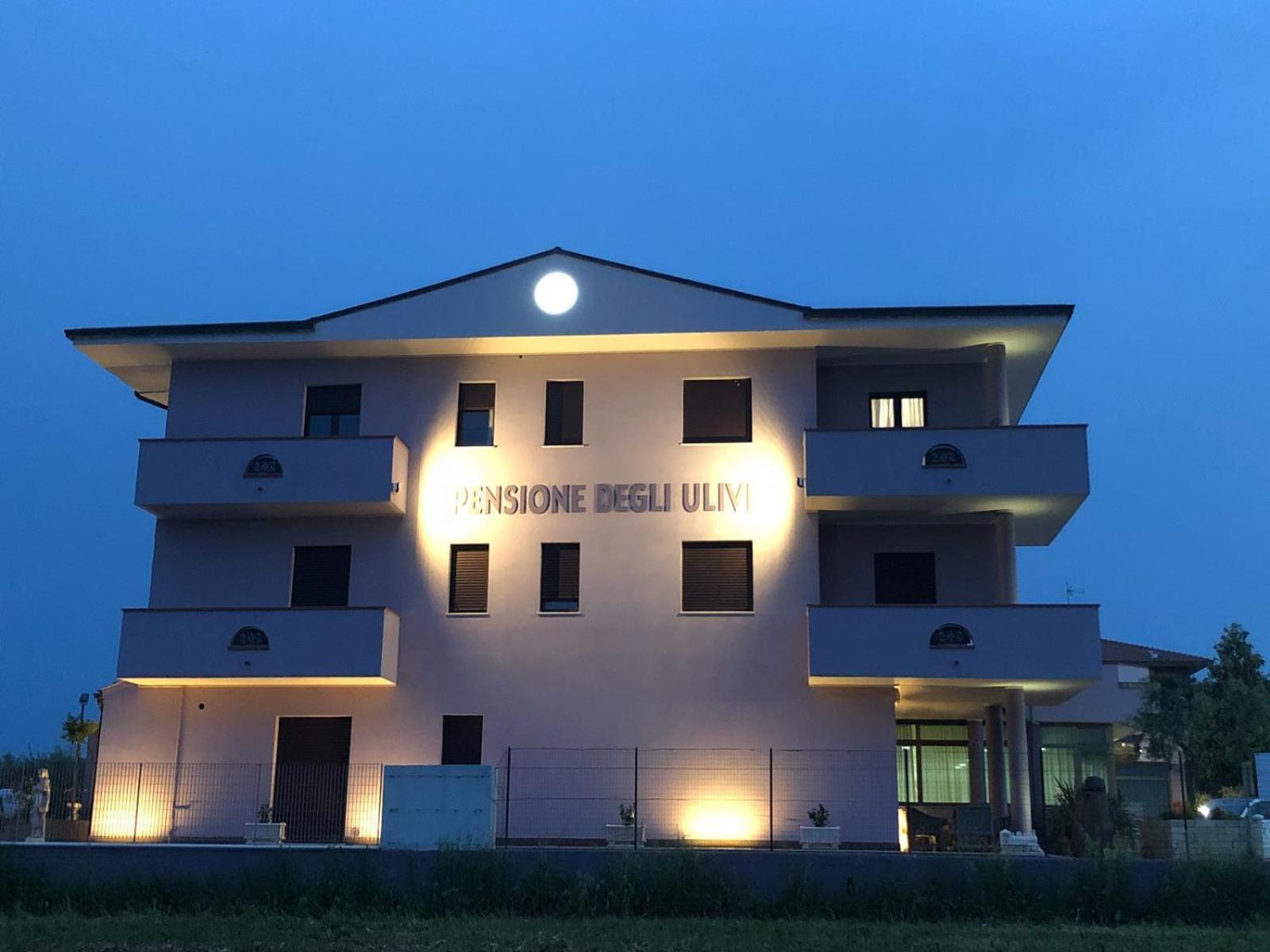 Pensione Degli Ulivi Porto SantʼElpidio Exteriör bild