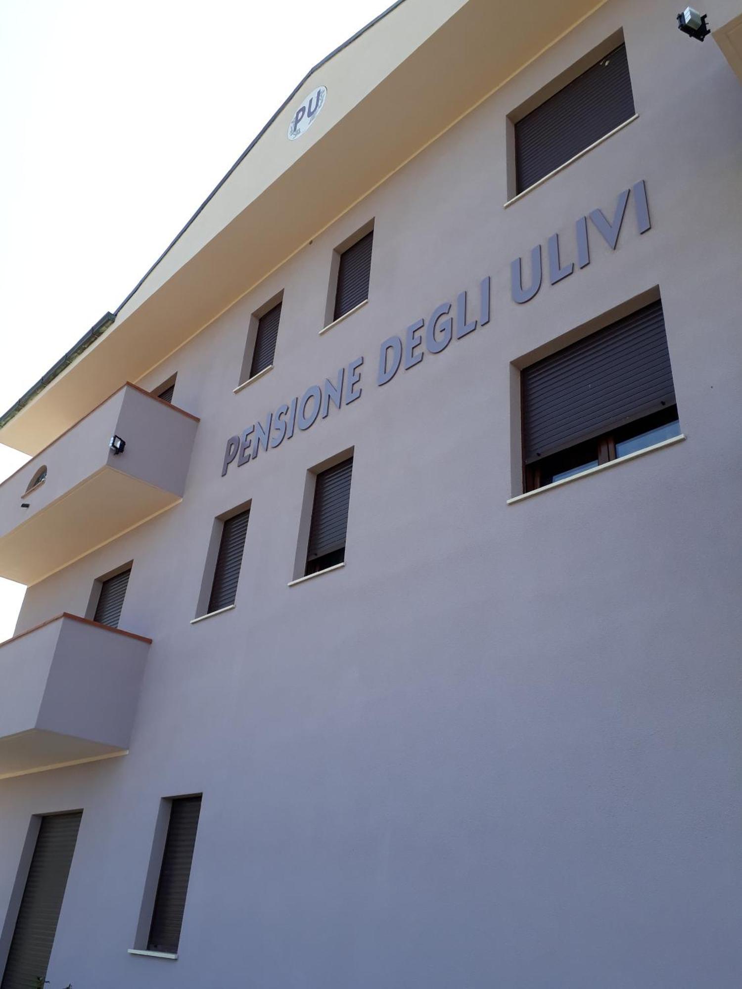 Pensione Degli Ulivi Porto SantʼElpidio Exteriör bild