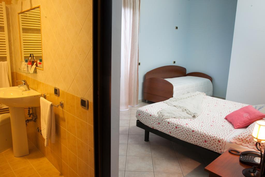 Pensione Degli Ulivi Porto SantʼElpidio Rum bild