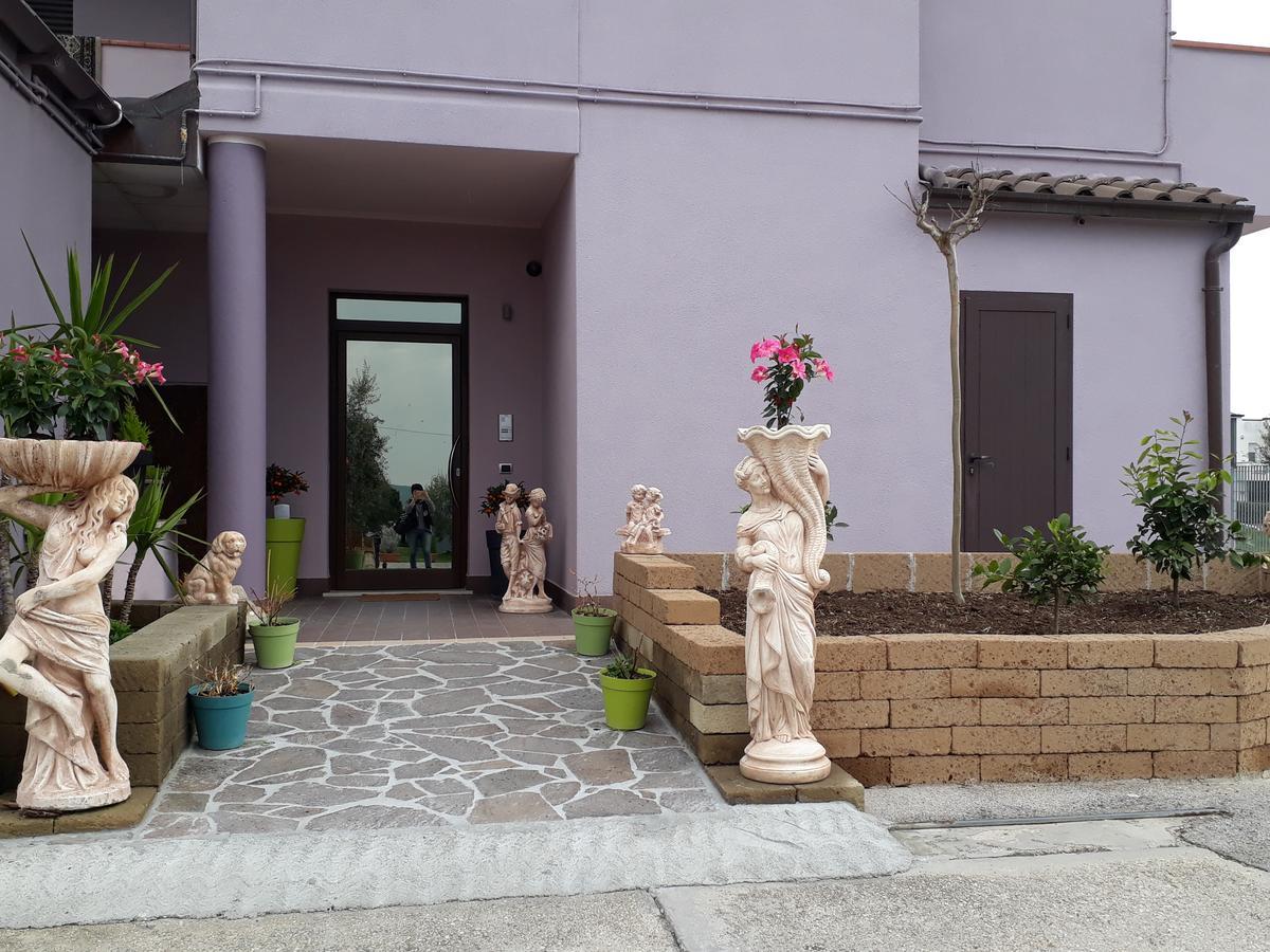 Pensione Degli Ulivi Porto SantʼElpidio Exteriör bild